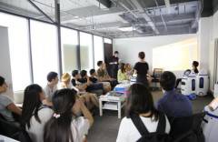 小胖機(jī)器人知名海外,引國(guó)際友人參訪